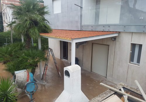 tettoia in ferro con pannelli coibentati