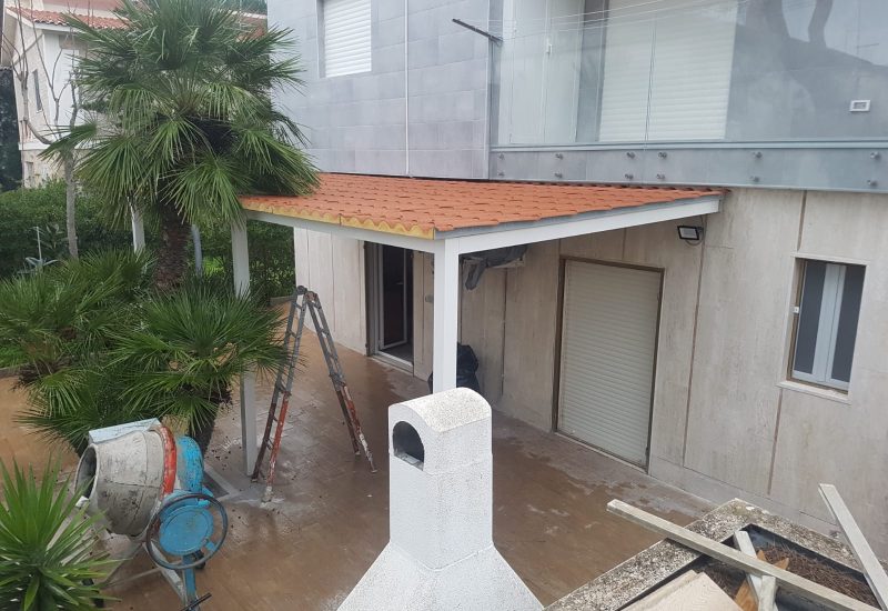 tettoia in ferro con pannelli coibentati